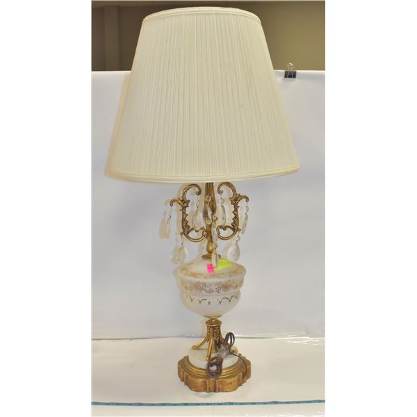 VINTAGE TABLE LAMP 35  TALL