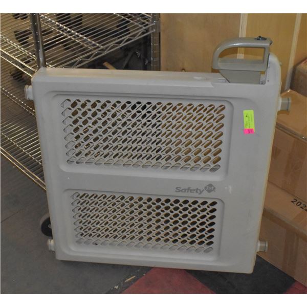 SAFETY FIRST BABY / PET GATE