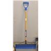 Image 1 : TRUE TEMPER "GLACIER BAY" SNOW SHOVEL