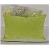 Image 1 : 2 GREEN THROW CUSHONS