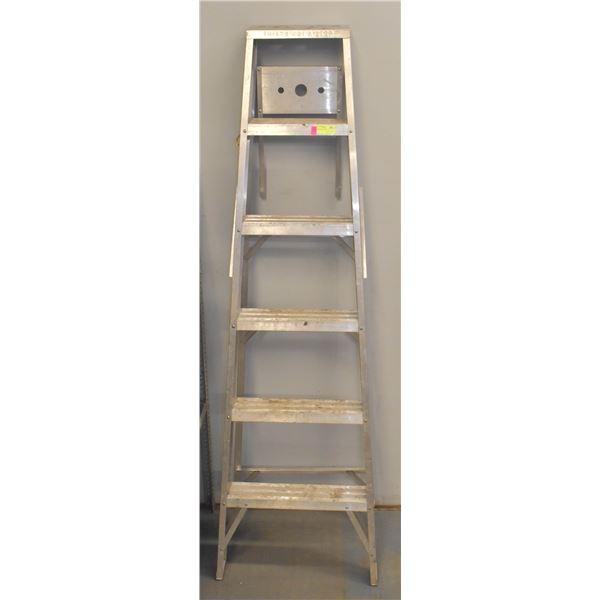 6' ALUMINUM LADDER