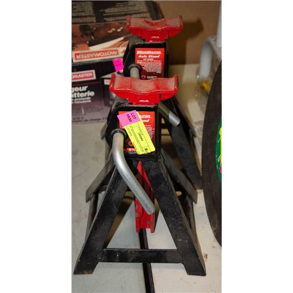 SET OF MOTOMASTER 2 1/4 TON AXLE STANDS