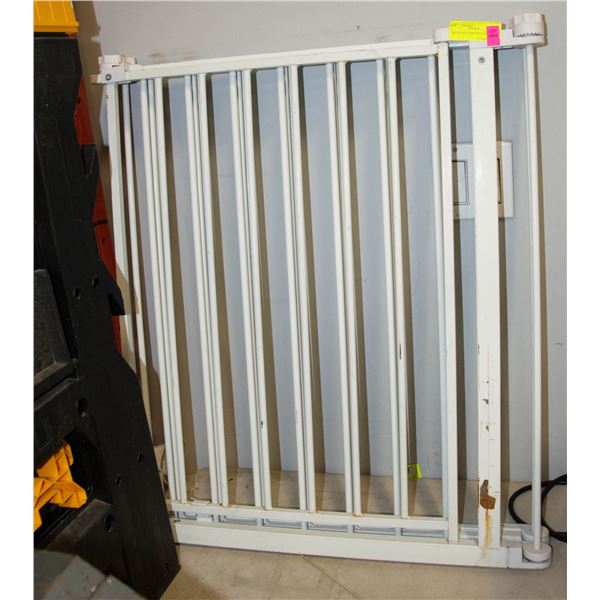 WHITE DOG FENCE WITH GATE