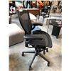 Image 2 : HERMAN MILLER AERON FULLY ADJUSTABLE TASK CHAIR SIZE B RETAIL $2080 CAN