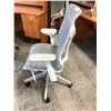 Image 3 : HERMAN MILLER COSM GREY MID-BACK TASK CHAIR RETAIL $1900 CAN