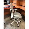 Image 2 : HERMAN MILLER MIRRA 2 WHITE FULLY ADJUSTABLE TASK CHAIR RETAIL $1832 CAN