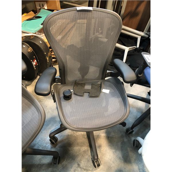 HERMAN MILLER AERON GRAPHITE FULLY ADJUSTABLE TASK CHAIR WITH BROKEN BASE