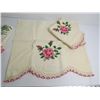 Image 2 : (2) Pair of Vintage Embroidered Rose Pillow Cases