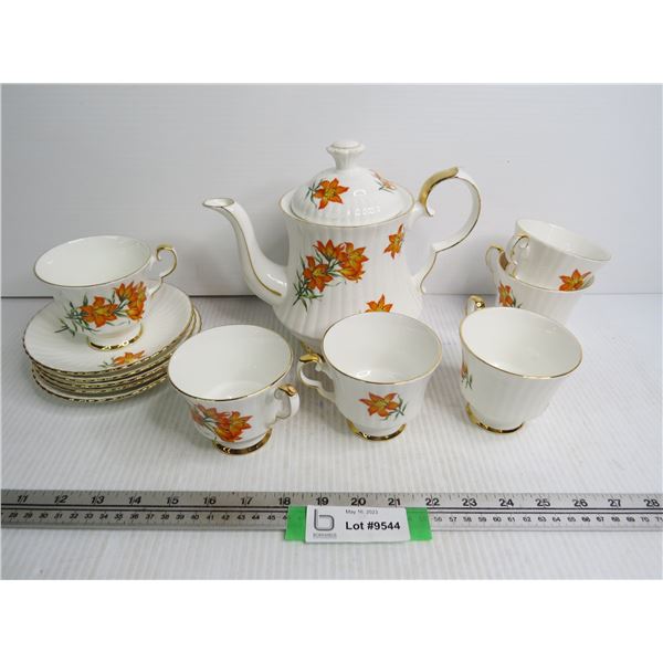 Royal Windsor "Prairie Lily" Tea Pot w/Cups & Saucers