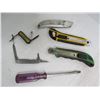 Image 5 : (2) Pocket Knives - (3) Utility Knives - Screw Driver