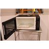 Image 4 : *Panasonic Microwave - 18" x 24" (Working)