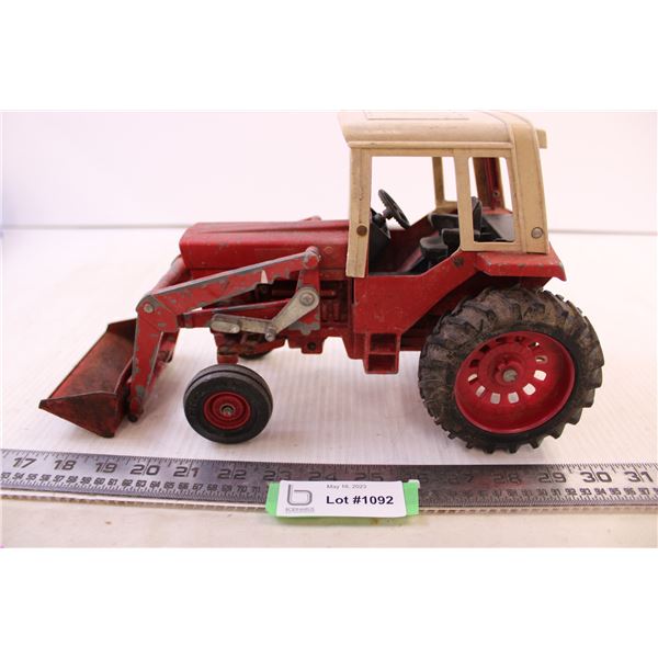 Vintage ERTL Die Cast International Harvester 586 Front Loader Tractor