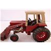 Image 2 : Vintage ERTL Die Cast International Harvester 586 Front Loader Tractor
