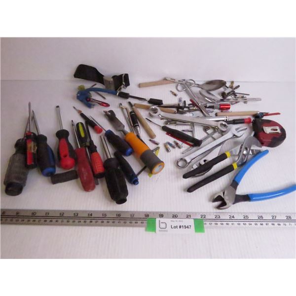 Flat of Small Hand Tools - Misc. Items