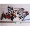 Image 1 : Flat of Small Hand Tools - Misc. Items