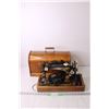 Image 1 : *Antique Singer Sewing Machine in Wooden Case with Key