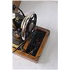 Image 5 : *Antique Singer Sewing Machine in Wooden Case with Key