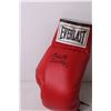 Image 4 : Autographed Red Everlast Boxing Glove - Roberto Duran
