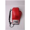 Image 5 : Autographed Red Everlast Boxing Glove - Roberto Duran