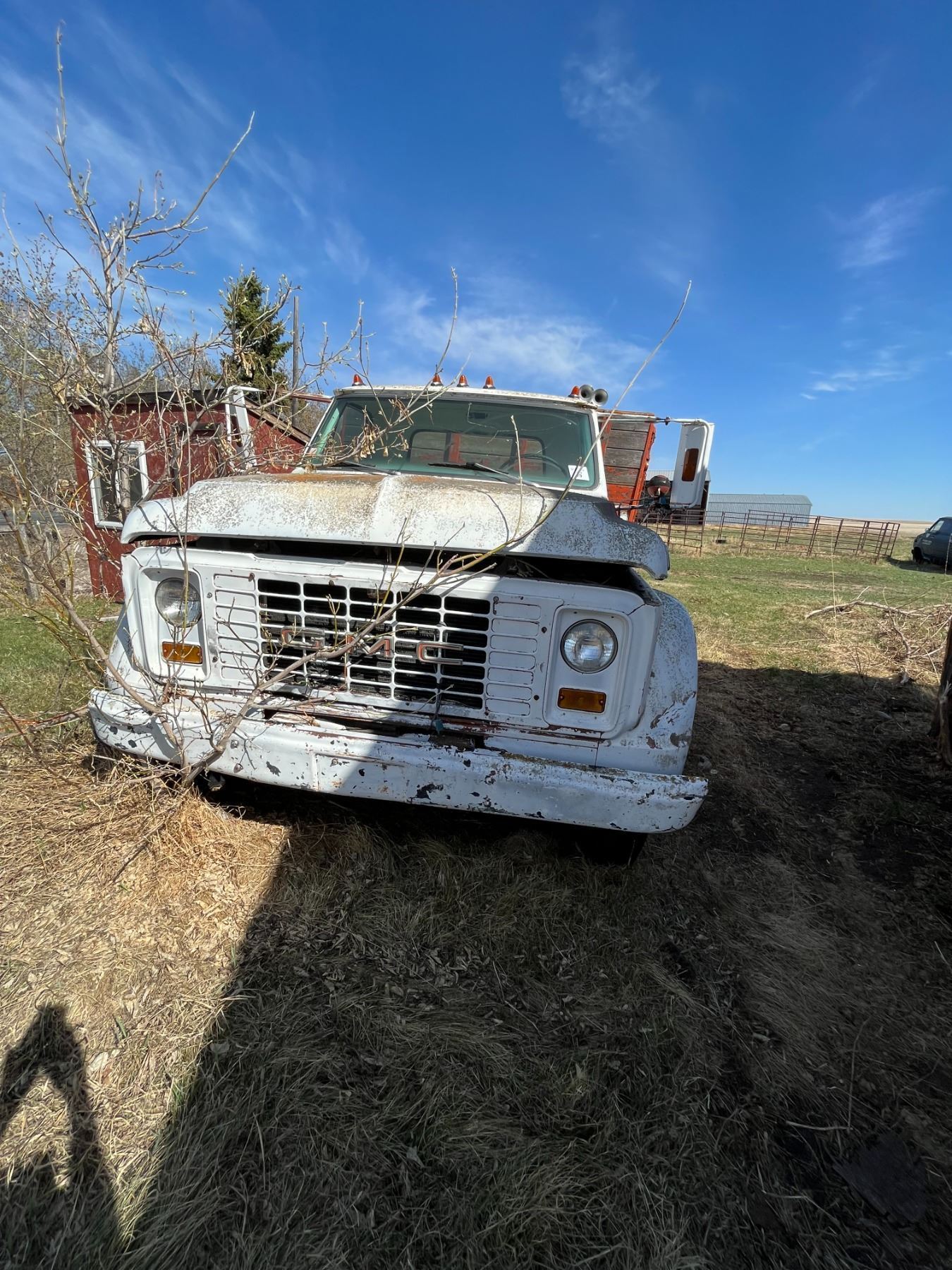 GMC 960 Truck ( motor turns over but no spark)(as is)