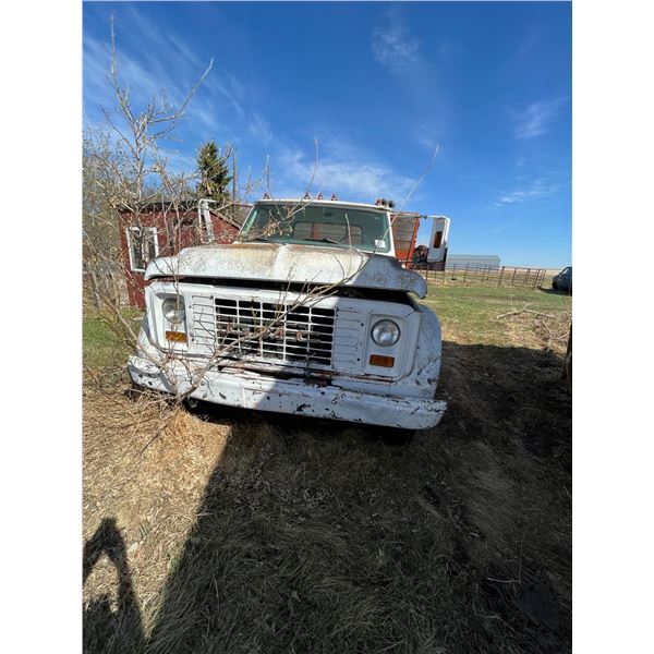 GMC 960 Truck ( motor turns over but no spark)(as is)