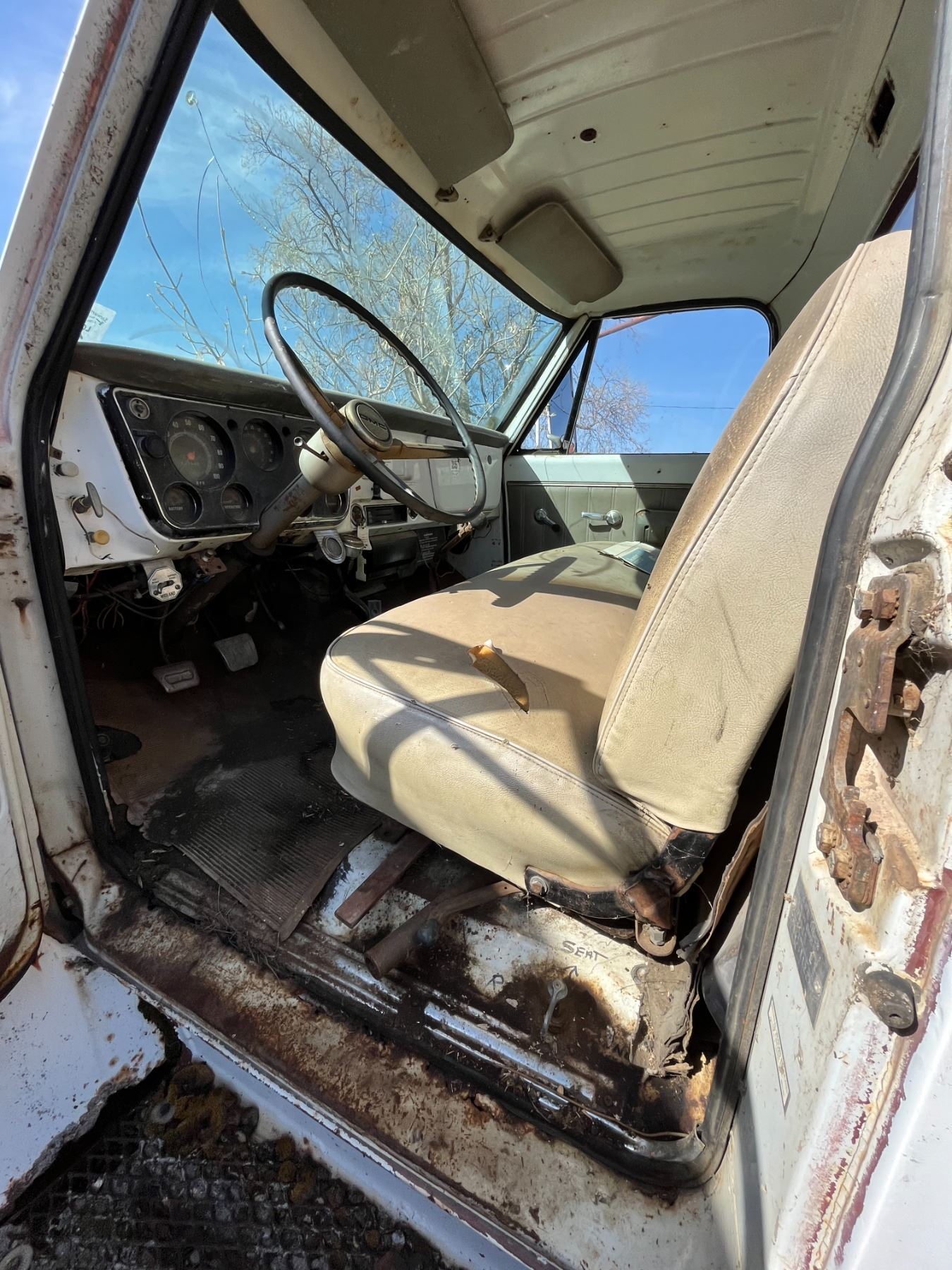 GMC 960 Truck ( motor turns over but no spark)(as is)