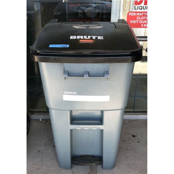 Rubbermaid recycle bin