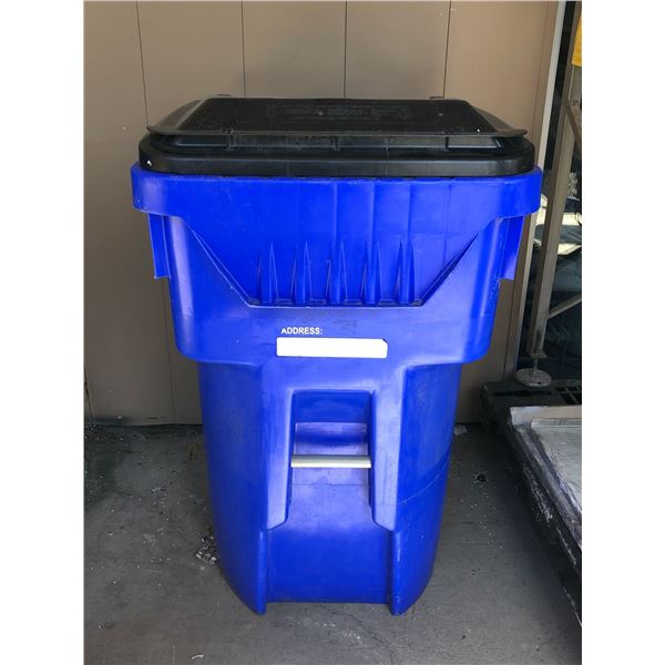 Rubbermaid recycle bin