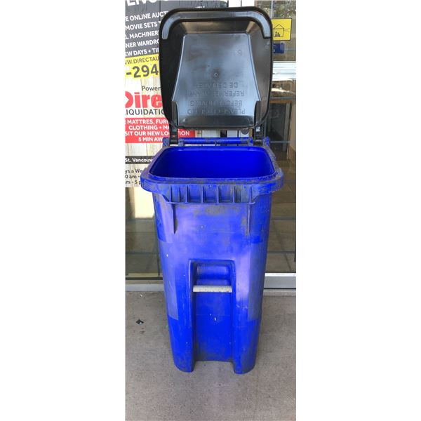 Rubbermaid recycle bin