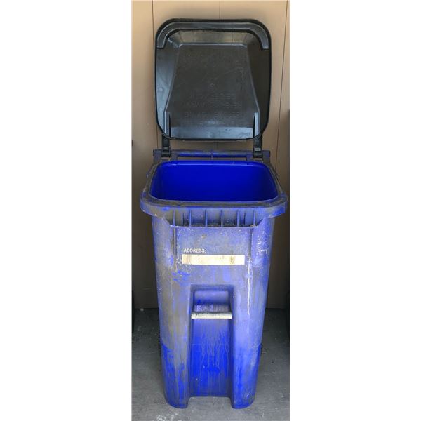 Rubbermaid recycle bin