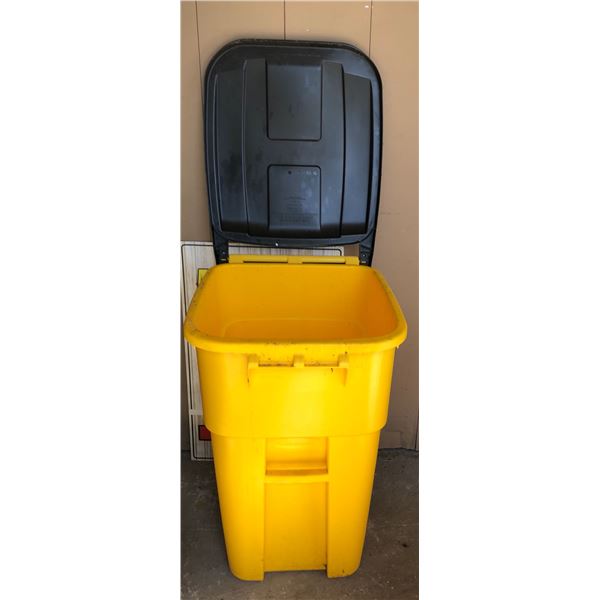 Rubbermaid recycle bin