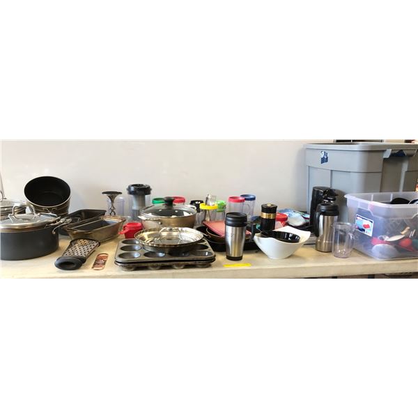 Large group of assorted kitchen items - includes cooking pots/ baking trays/ cutlery/ cooking pans/ 