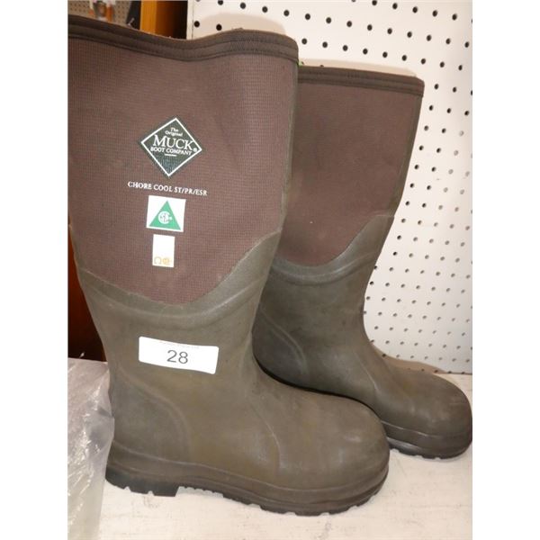 Muck boots: men's 9, woman's 10
