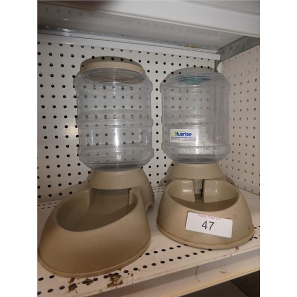 pet feeder & waterer