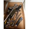 Image 2 : socket wrenches, sockets, putty knife