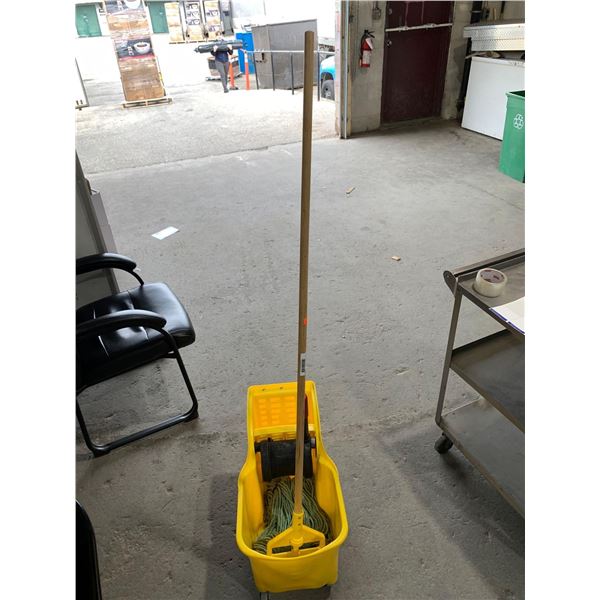 Rubbermaid Commercial Tandem Bucket and Wringer Combo w/ Mop