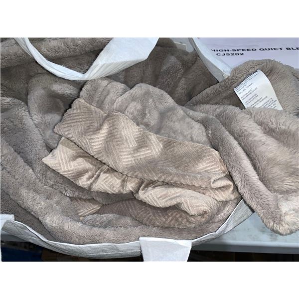 Kirkland Signature Queen Size Reversible Plush Blanket 98"x92"