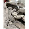 Image 3 : Kirkland Signature Queen Size Reversible Plush Blanket 98"x92"