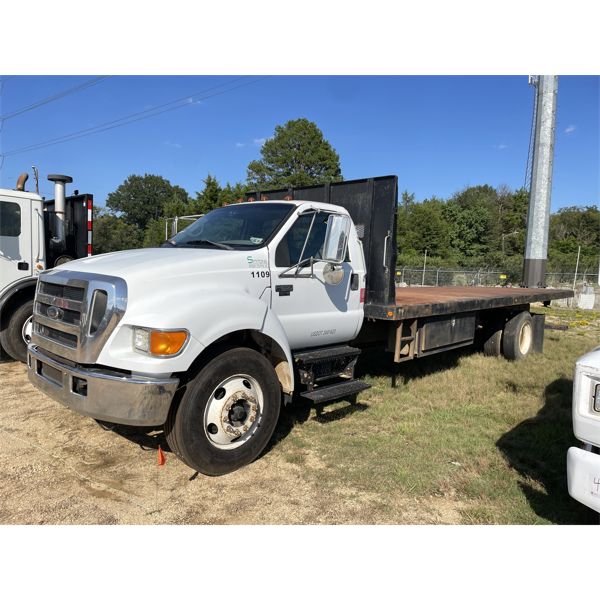 2005 FORD F650 XL Flatbed Truck