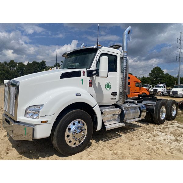 2023 KENWORTH T880 Day Cab Truck