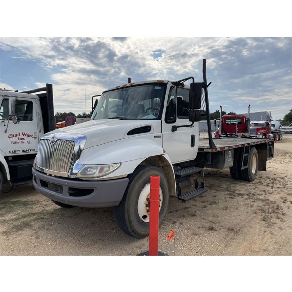 2010 INTERNATIONAL 4400 Flatbed Truck