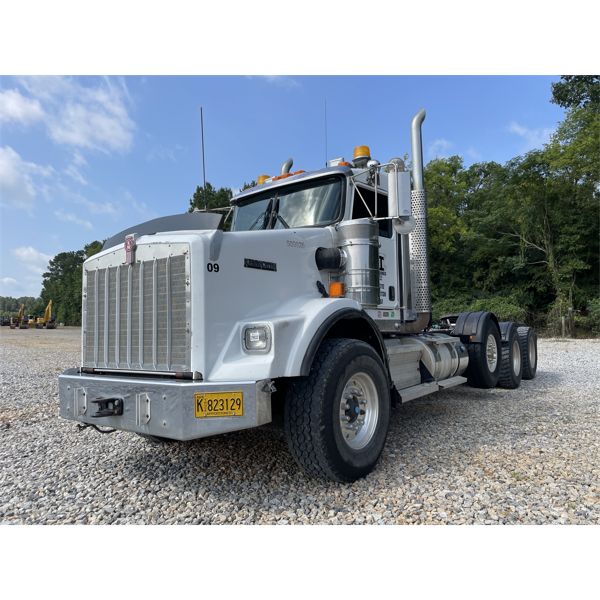 2013 KENWORTH T800W Day Cab Truck