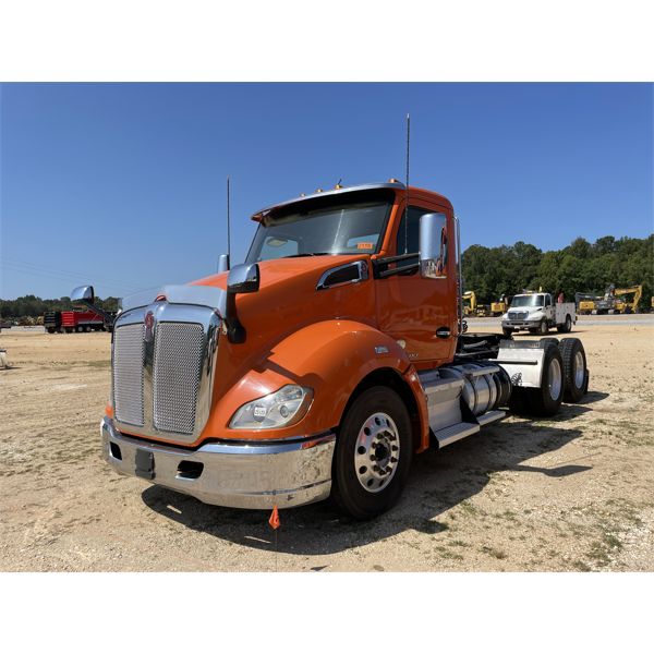 2018 KENWORTH T680 Day Cab Truck