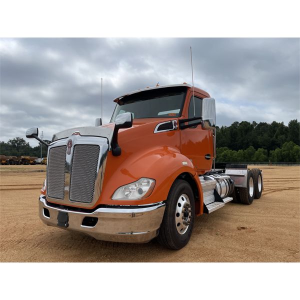 2018 KENWORTH T680 Day Cab Truck