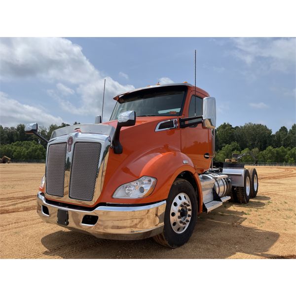 2018 KENWORTH T680 Day Cab Truck