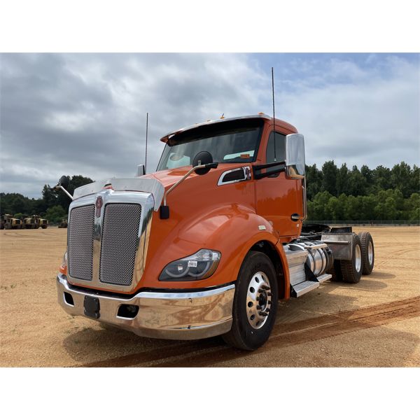 2018 KENWORTH T680 Day Cab Truck