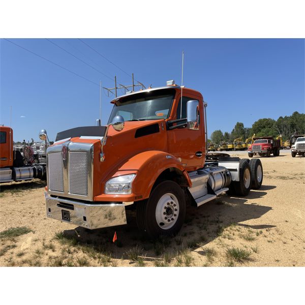 2019 KENWORTH T880 Day Cab Truck