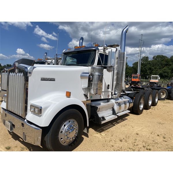2013 KENWORTH W900 Day Cab Truck