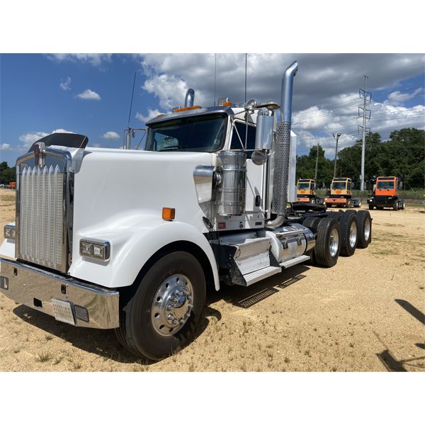 2014 KENWORTH W900 Day Cab Truck