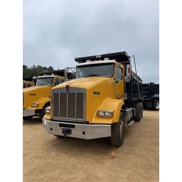 2010 KENWORTH T800 Dump Truck